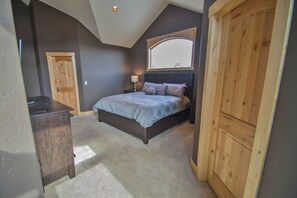 4 camere, una scrivania, ferro/asse da stiro, culla da viaggio