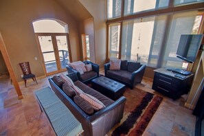 Smart TV, fireplace, DVD player, books