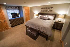 4 bedrooms, desk, iron/ironing board, travel cot