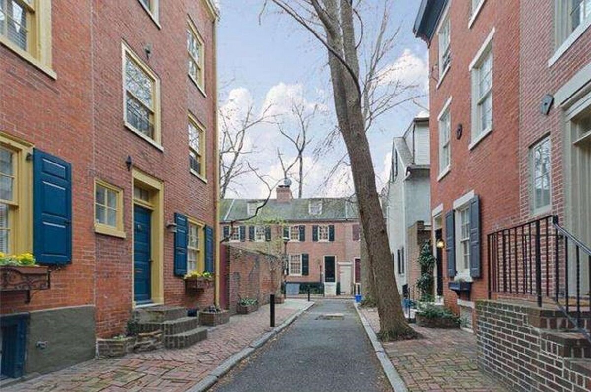 Historic 3 story Center City Row House near attractions -Washington Sq.