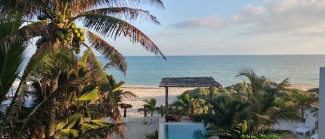 Sur la plage, chaise longue, serviettes de plage