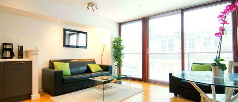 Platt-tv och en tv-spelskonsol