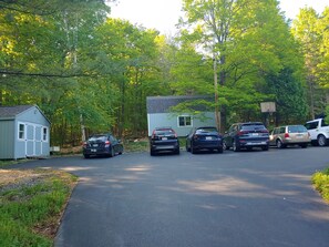 Property grounds - Spacious and comfortable, king bed and double futon sofa, kitchen, near 7 Oaks (Hamilton)