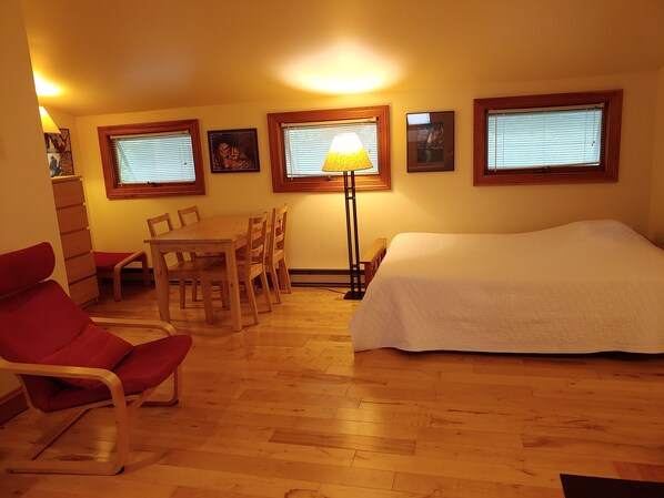1 bedroom, iron/ironing board, free WiFi, bed sheets - Spacious and comfortable, king bed and double futon sofa, kitchen, near 7 Oaks (Hamilton)