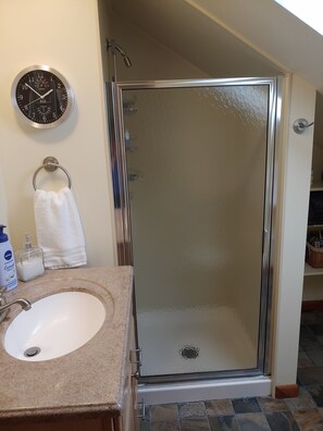 Regadera, secadora de cabello, toallas, jabón