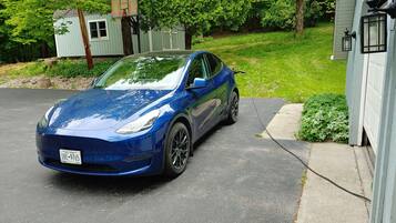 Une voiture bleue est garée dans une allée.