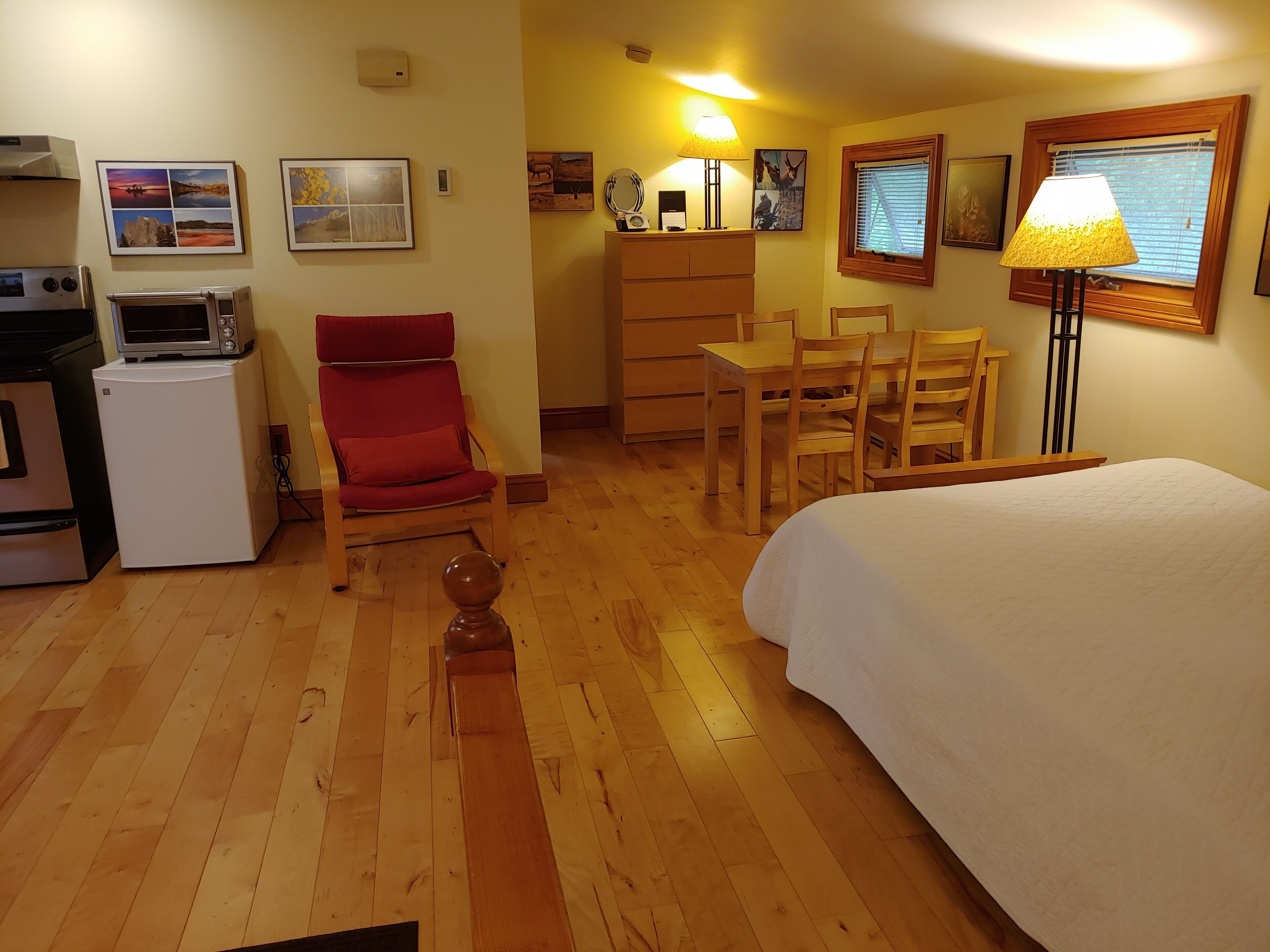 Spacious and comfortable, king bed and double futon sofa, kitchen, near 7 Oaks