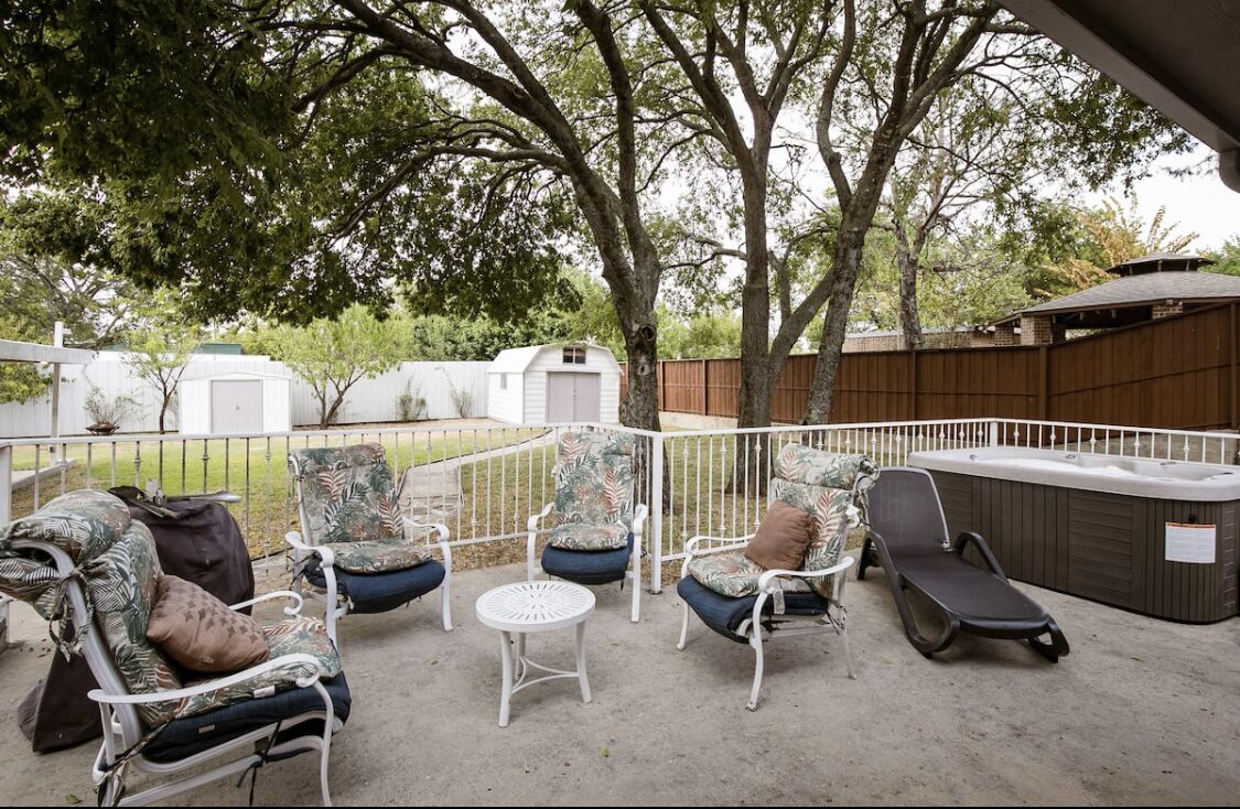 Big Group Fun Friendly! HotTub & FirePit on Huge 1 acre Gated lot & Nice House!