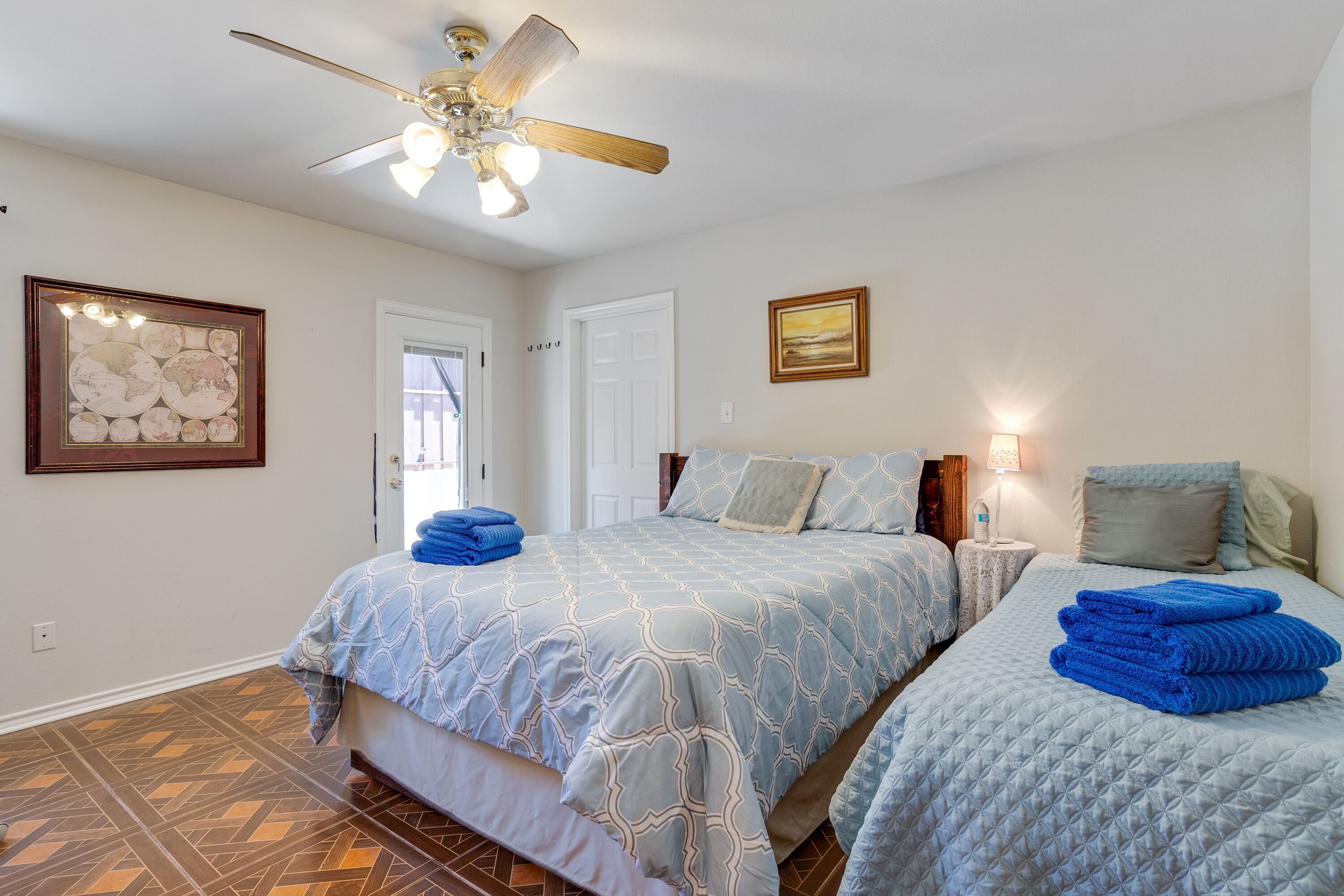 Big Group Fun Friendly! HotTub & FirePit on Huge 1 acre Gated lot & Nice House!