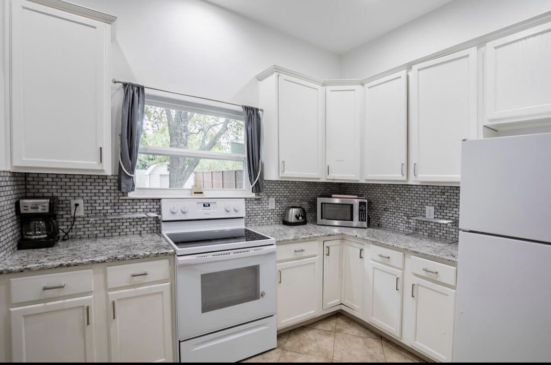 Big Group Fun Friendly! HotTub & FirePit on Huge 1 acre Gated lot & Nice House!