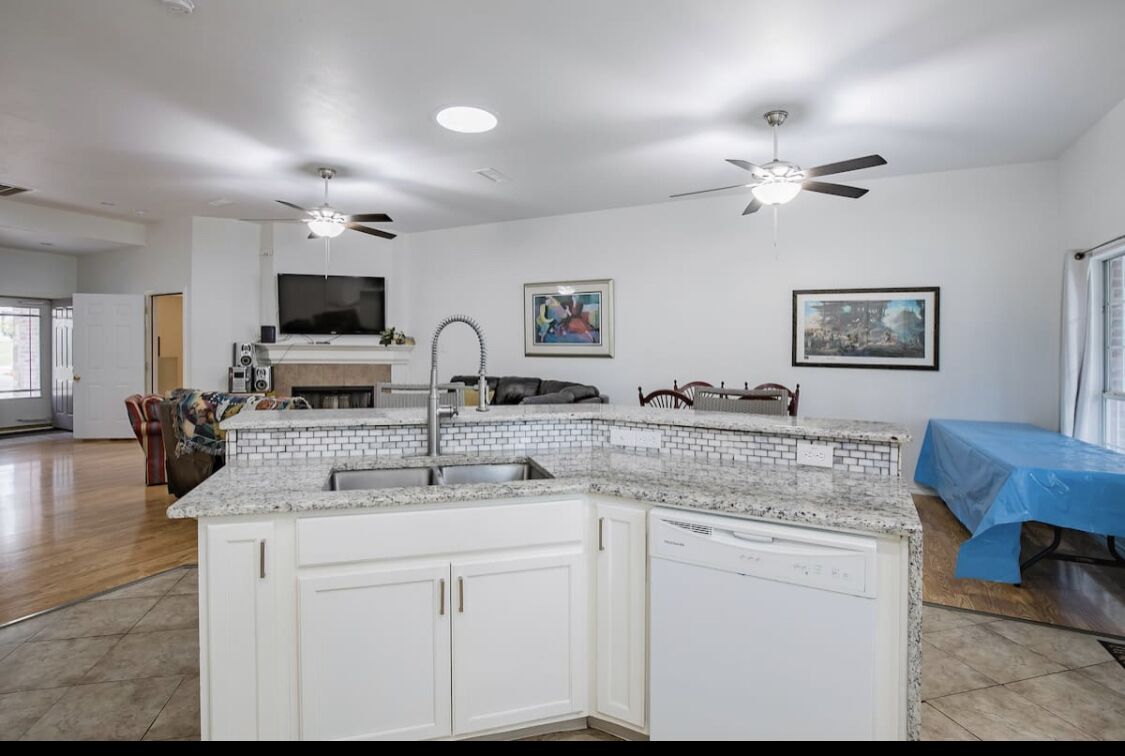 Big Group Fun Friendly! HotTub & FirePit on Huge 1 acre Gated lot & Nice House!