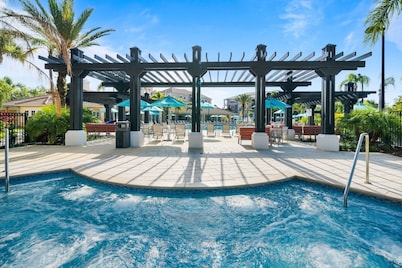Lakefront Luxury 3 bdrm 1823 sqft,near Disney, Epic Universal, Seaworld WS