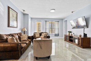 Älytelevisio, DVD-soitin, pöytäjalkapallopöytä, pöytätennispöytä