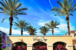 Property grounds - Lakefront Luxury 3 bdrm 1823 sqft, near Disney, Epic Universal , Seaworld (Orlando)