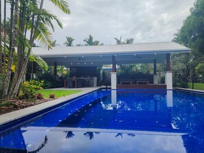 Una piscina al aire libre