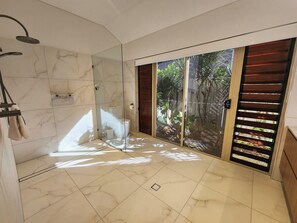 Bañera, secador de pelo, toallas
