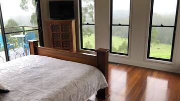 2 bedrooms, desk, iron/ironing board, travel cot