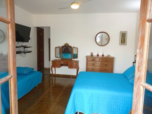 4 bedrooms, iron/ironing board, travel cot, free WiFi - Beautiful house with 4 suites, swimming pool, games room with billiards, etc., balconies and flowers. (Arraial do Cabo)