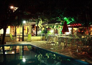 Outdoor pool - Beautiful house with 4 suites, swimming pool, games room with billiards, etc., balconies and flowers. (Arraial do Cabo)