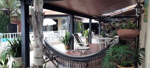 Outdoor dining - Beautiful house with 4 suites, swimming pool, games room with billiards, etc., balconies and flowers. (Arraial do Cabo)