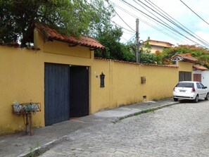 Exterior - Beautiful house with 4 suites, swimming pool, games room with billiards, etc., balconies and flowers. (Arraial do Cabo)