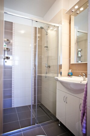 Een haardroger, handdoeken, zeep, shampoo