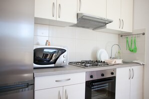 ثلاجة، ميكروويف، فرن، موقد طهي مسطح