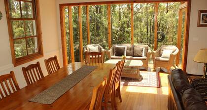 Four Seasons - Blue Mountains Home - Private Bushland with Spa & Fire place
