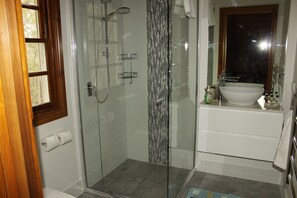 Shower, jetted bath, hair dryer, towels
