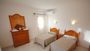 5 Schlafzimmer, Zimmersafe, Bügeleisen/Bügelbrett, Reisekinderbett