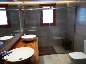 Badewanne, Haartrockner, Handtücher, Seife