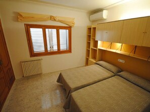 5 bedrooms, in-room safe, iron/ironing board, travel cot