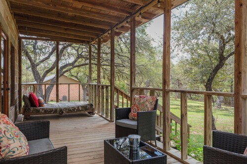 Mountain View Cabin Near Lost Maples & Garner Parks, Utopia and the Frio River