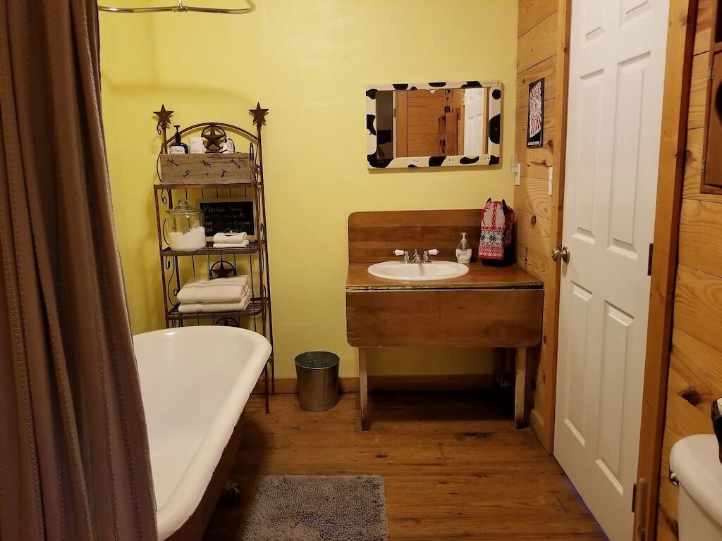 Mountain View Cabin Near Lost Maples & Garner Parks, Utopia and the Frio River