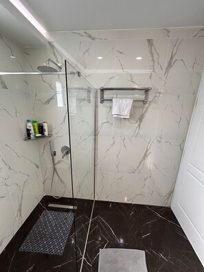 Combinazione doccia/vasca, asciugacapelli, asciugamani, sapone