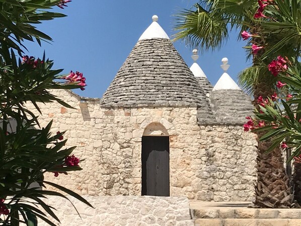 Exterior - Tranquil family friendly Trullo With Own Pool And Close To The Adriatic (Ceglie Messapica)