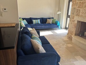 Télévision, jeux vidéo, lecteur de DVD, livres