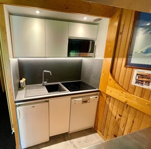 Réfrigérateur, four à micro-ondes, un four, surface de cuisson