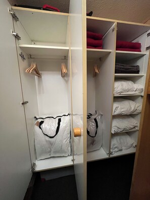 2 chambres, fer et planche à repasser, accès au Wi-Fi (inclus)