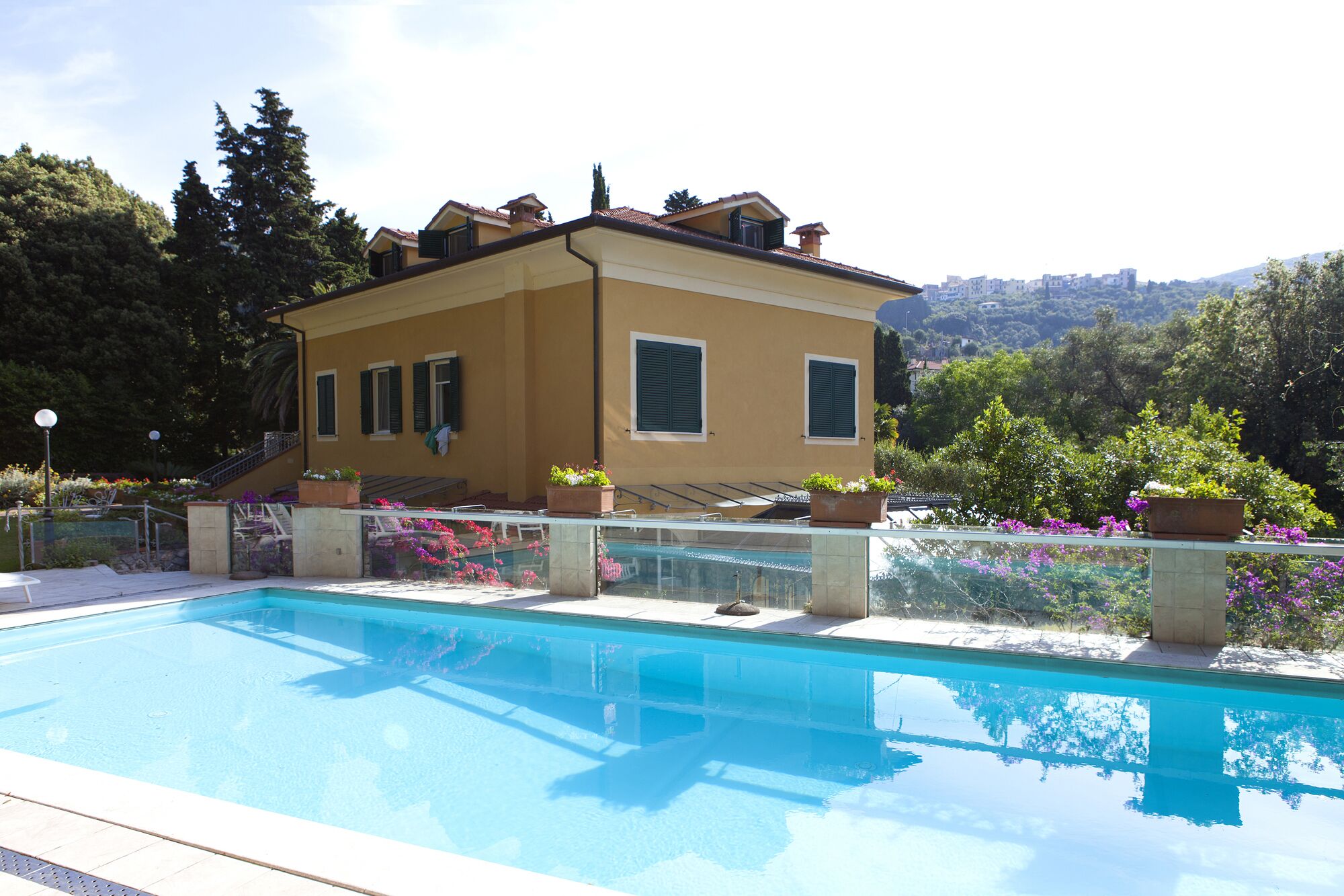 Apartment in villa + large garden with pool / beach and golf at 50 mt