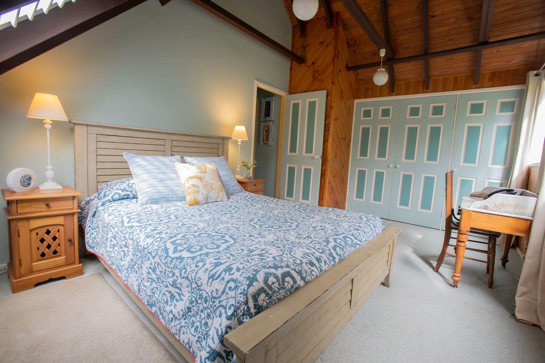 3 habitaciones, escritorio y tabla de planchar con plancha 