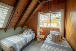 3 Schlafzimmer, Schreibtisch, Bügeleisen/Bügelbrett, Reisekinderbett