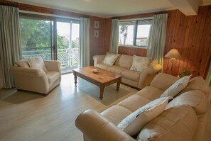 TV, DVD player, books, stereo - Crescent Head Beach House (Crescent Head)