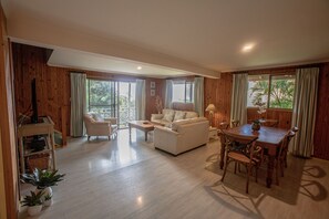 Televisión, reproductor de DVD, libros, estéreo