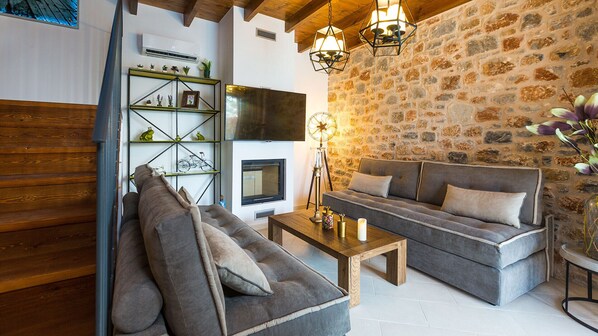Smart TV, fireplace, DVD player, books - Beautiful sea Views, Close to Clear Water Southern Beaches (Rethymno)