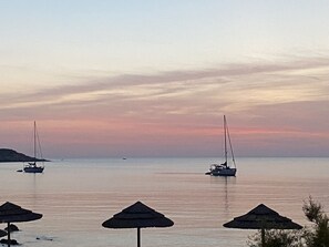 A calm sea with sailboats and beach umbrellas. - Exceptional sea view! Apartment facing the sea, central Rousse Island (L'île-Rousse)