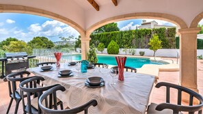 Outdoor dining - Newly refurbed 5* luxury villa,large private pool. Full air con+fibre internet  (Jávea)