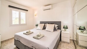 3 bedrooms, iron/ironing board, free WiFi, bed sheets - Newly refurbed 5* luxury villa,large private pool. Full air con+fibre internet  (Jávea)