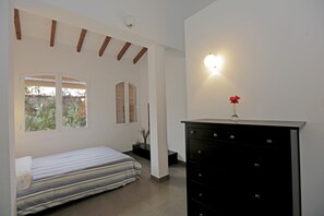 8 chambres, bureau, fer et planche à repasser, accès au Wi-Fi (inclus)