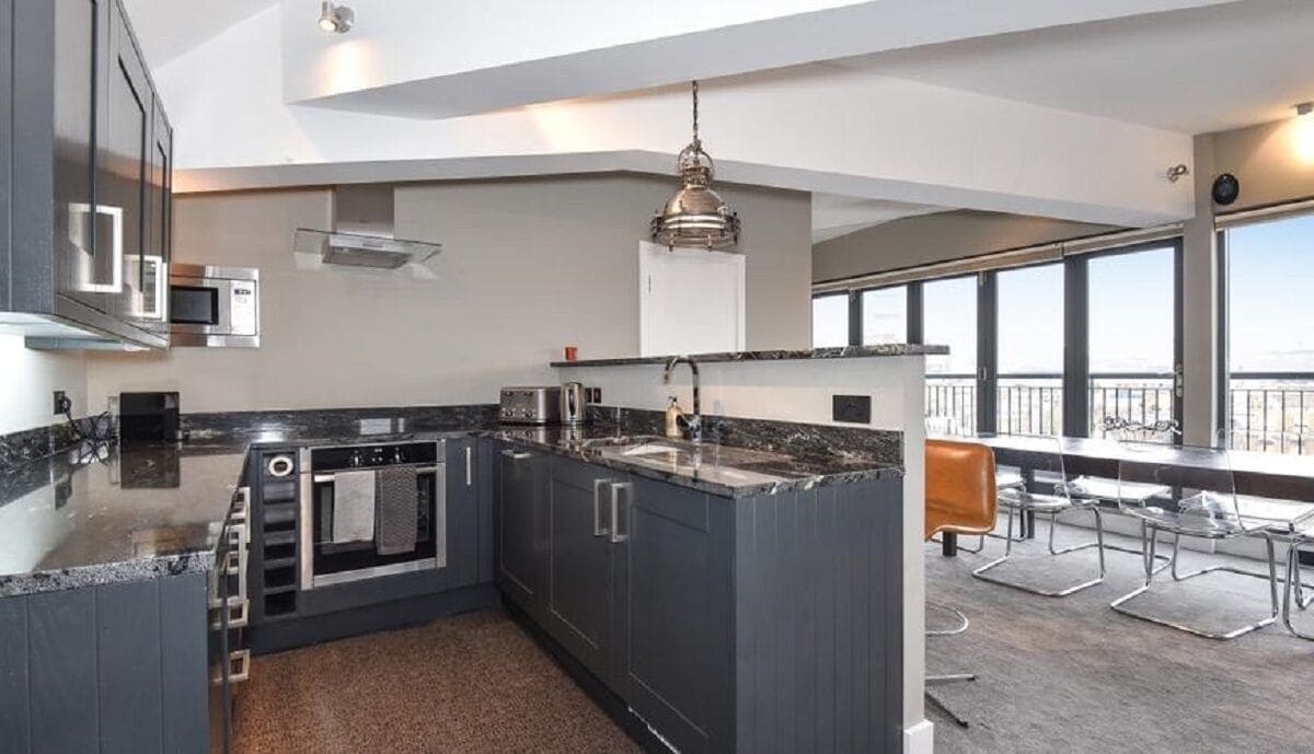 Extended & refurbished (Oct19) top floor flat with amazing views, Bermondsey St.